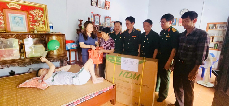 Ủy ban MTTQ xã Quốc Oai trao quà hỗ trợ các gia đình khó khăn nhân kỷ niệm 80 năm Cách mạng Tháng Tám và Quốc khánh 2/9- Ảnh 1.