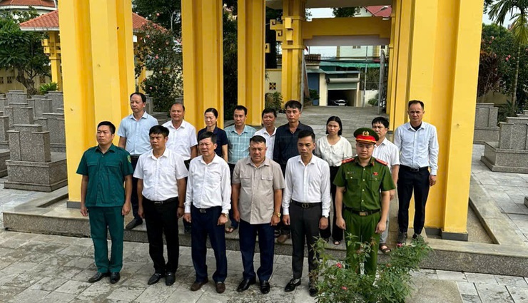 Lãnh đạo xã Phú Cát dâng hương tưởng niệm các anh hùng liệt sĩ nhân kỷ niệm 80 năm Quốc khánh 2/9- Ảnh 1.