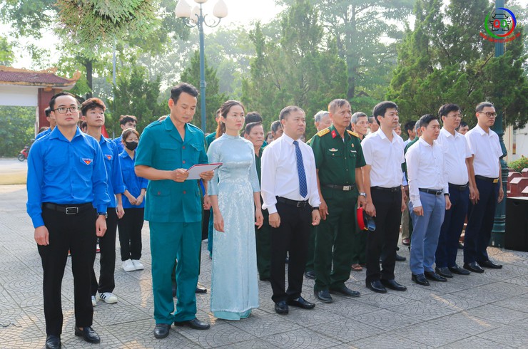 Lãnh đạo xã Quốc Oai viếng nghĩa trang liệt sĩ Sài Sơn- Ảnh 1.