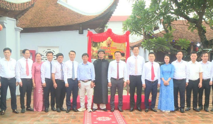 XÃ HÁT MÔN LONG TRỌNG TỔ CHỨC LỄ GẮN BIỂN CÔNG TRÌNH DI TÍCH ĐÌNH, CHÙA HƯƠNG TẢO NHÂN KỶ NIỆM 80 NĂM CÁCH MẠNG THÁNG TÁM VÀ QUỐC KHÁNH 2/9- Ảnh 2.