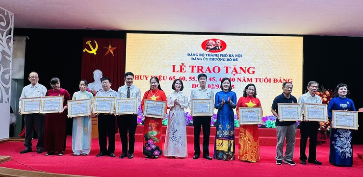 Đảng ủy phường Bồ Đề tổ chức Lễ trao Huy hiệu Đảng đợt 2/9 năm 2025- Ảnh 14.