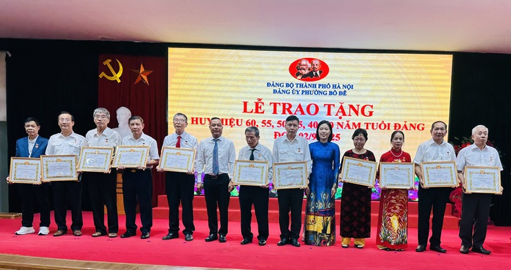 Đảng ủy phường Bồ Đề tổ chức Lễ trao Huy hiệu Đảng đợt 2/9 năm 2025- Ảnh 16.