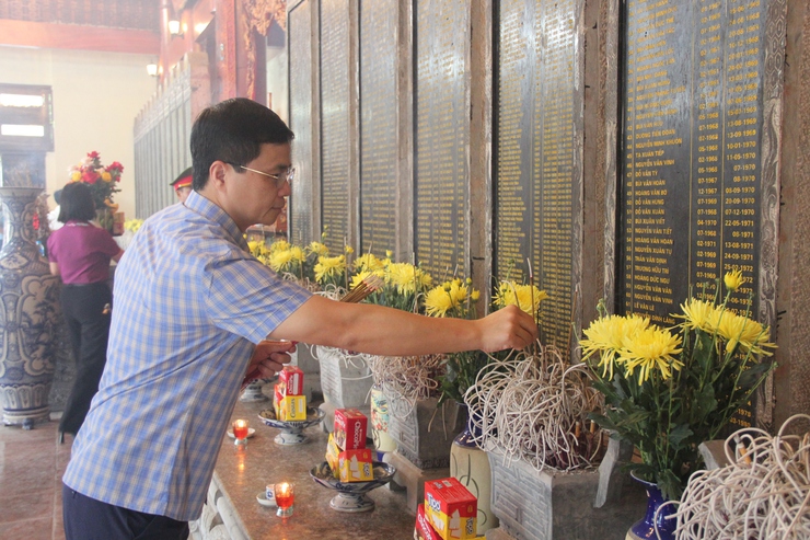 Đoàn đại biểu lãnh đạo xã dâng hương nhân kỷ niệm 80 năm ngày Quốc khánh (2/9/1945-2/9/2025), Tặng quà một số gia đình chính sách, người có công trên địa bàn xã.- Ảnh 10.