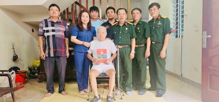Ủy ban MTTQ xã Quốc Oai trao quà hỗ trợ các gia đình khó khăn nhân kỷ niệm 80 năm Cách mạng Tháng Tám và Quốc khánh 2/9- Ảnh 10.