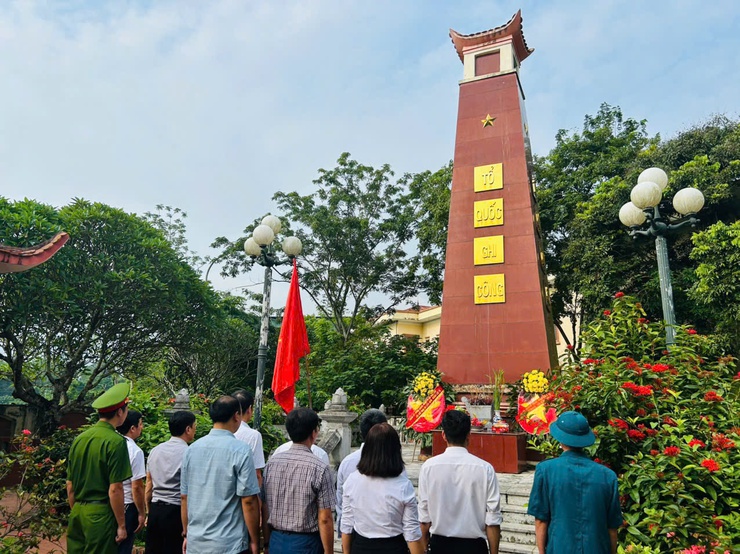 Lãnh đạo xã Phú Cát dâng hương tưởng niệm các anh hùng liệt sĩ nhân kỷ niệm 80 năm Quốc khánh 2/9- Ảnh 11.