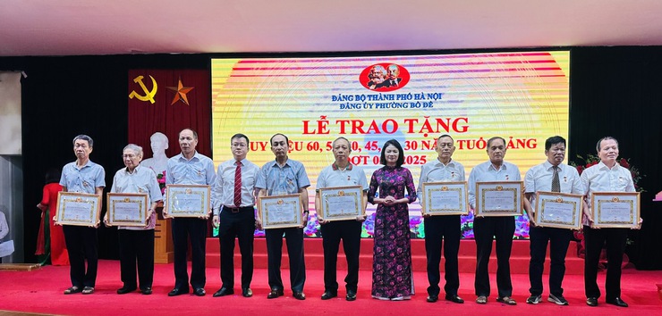 Đảng ủy phường Bồ Đề tổ chức Lễ trao Huy hiệu Đảng đợt 2/9 năm 2025- Ảnh 17.