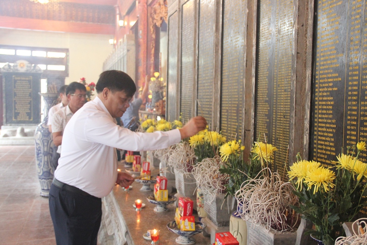 Đoàn đại biểu lãnh đạo xã dâng hương nhân kỷ niệm 80 năm ngày Quốc khánh (2/9/1945-2/9/2025), Tặng quà một số gia đình chính sách, người có công trên địa bàn xã.- Ảnh 9.