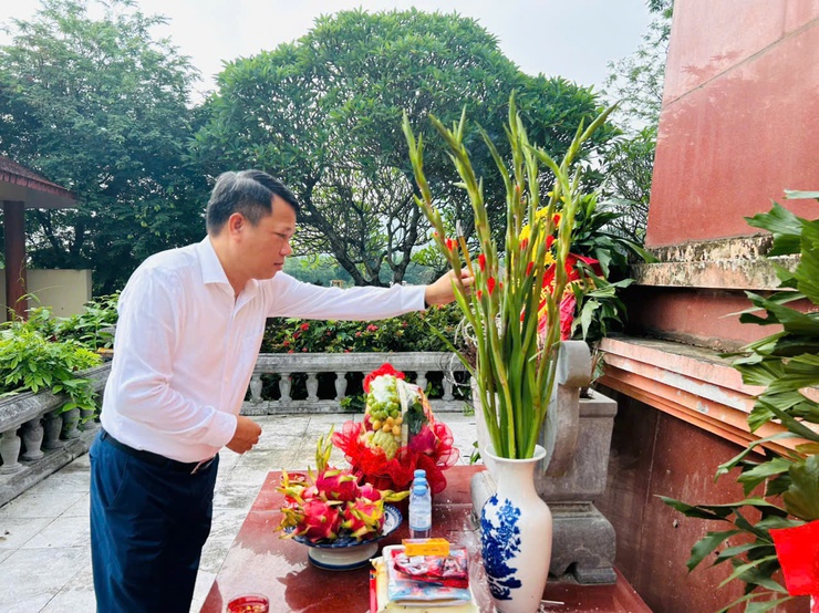 Lãnh đạo xã Phú Cát dâng hương tưởng niệm các anh hùng liệt sĩ nhân kỷ niệm 80 năm Quốc khánh 2/9- Ảnh 12.