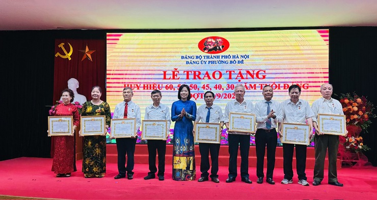 Đảng ủy phường Bồ Đề tổ chức Lễ trao Huy hiệu Đảng đợt 2/9 năm 2025- Ảnh 18.