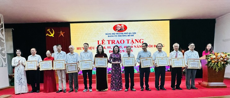 Đảng ủy phường Bồ Đề tổ chức Lễ trao Huy hiệu Đảng đợt 2/9 năm 2025- Ảnh 19.