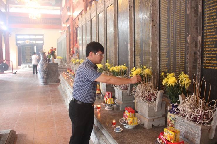 Đoàn đại biểu lãnh đạo xã dâng hương nhân kỷ niệm 80 năm ngày Quốc khánh (2/9/1945-2/9/2025), Tặng quà một số gia đình chính sách, người có công trên địa bàn xã.- Ảnh 15.