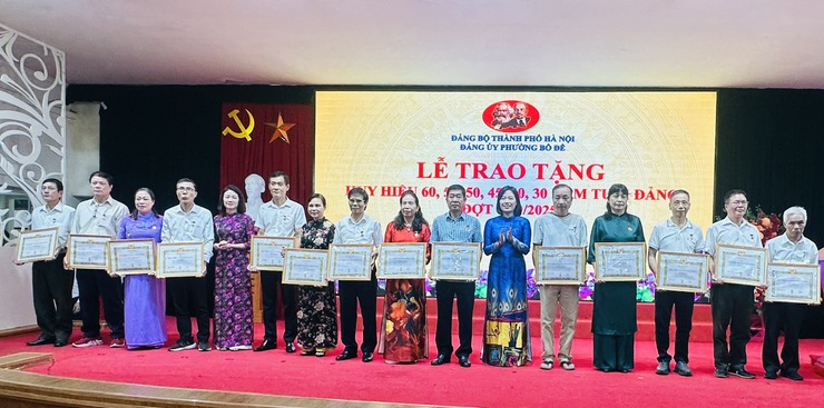 Đảng ủy phường Bồ Đề tổ chức Lễ trao Huy hiệu Đảng đợt 2/9 năm 2025- Ảnh 20.