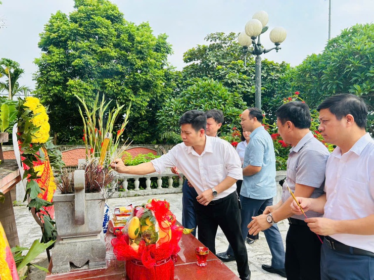 Lãnh đạo xã Phú Cát dâng hương tưởng niệm các anh hùng liệt sĩ nhân kỷ niệm 80 năm Quốc khánh 2/9- Ảnh 15.