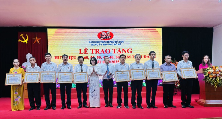 Đảng ủy phường Bồ Đề tổ chức Lễ trao Huy hiệu Đảng đợt 2/9 năm 2025- Ảnh 21.