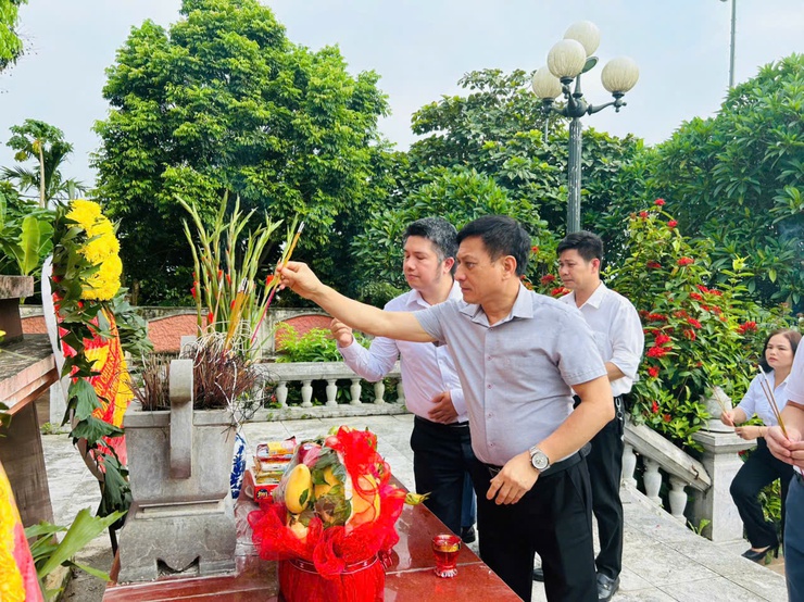 Lãnh đạo xã Phú Cát dâng hương tưởng niệm các anh hùng liệt sĩ nhân kỷ niệm 80 năm Quốc khánh 2/9- Ảnh 16.