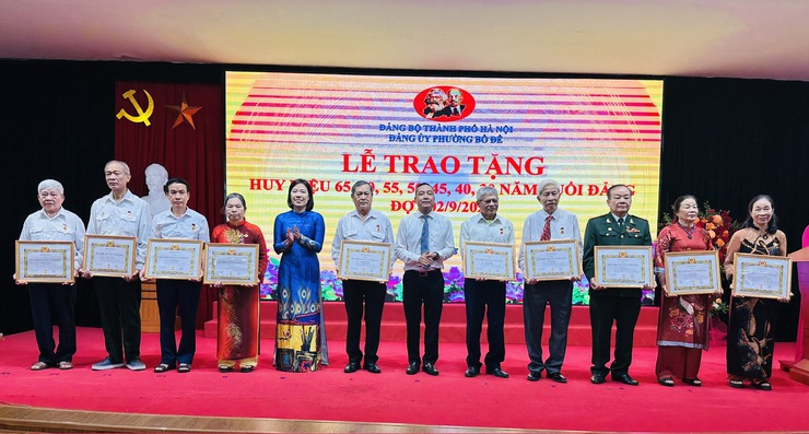 Đảng ủy phường Bồ Đề tổ chức Lễ trao Huy hiệu Đảng đợt 2/9 năm 2025- Ảnh 22.