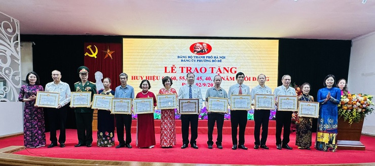 Đảng ủy phường Bồ Đề tổ chức Lễ trao Huy hiệu Đảng đợt 2/9 năm 2025- Ảnh 23.