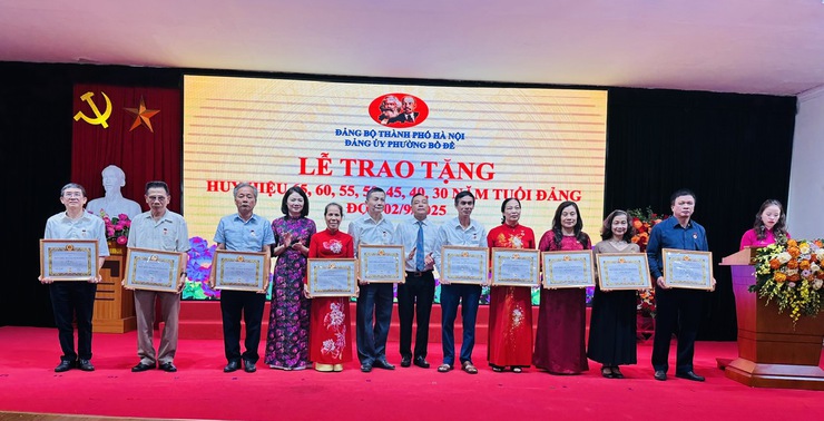 Đảng ủy phường Bồ Đề tổ chức Lễ trao Huy hiệu Đảng đợt 2/9 năm 2025- Ảnh 24.