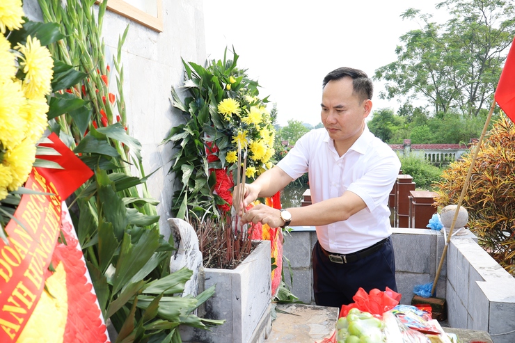 Lãnh đạo xã Phú Cát dâng hương tưởng niệm các anh hùng liệt sĩ nhân kỷ niệm 80 năm Quốc khánh 2/9- Ảnh 18.