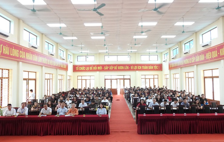 HƠN 800 CÁN BỘ QUẢN LÝ, GIÁO VIÊN, NHÂN VIÊN CÁC TRƯỜNG HỌC CỦA XÃ TRUNG GIÃ HOÀN THÀNH CHƯƠNG TRÌNH BỒI DƯỠNG  LÝ LUẬN CHÍNH TRỊ HÈ NĂM 2025 - Ảnh 2.
