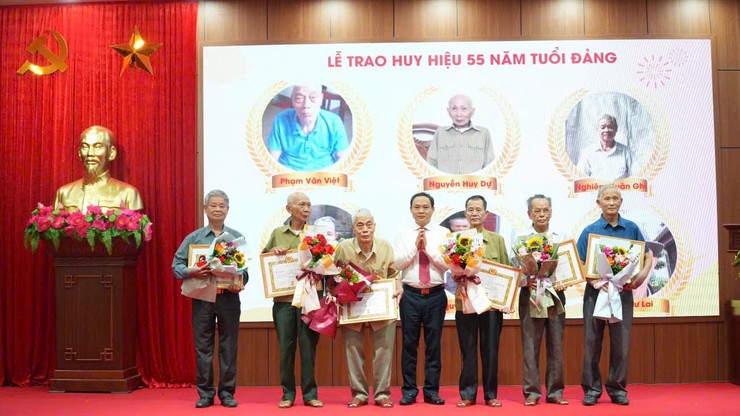 Lễ trao tặng Huy hiệu Đảng (đợt 02/9), tổng kết công tác tổ chức Đại hội và quán triệt Nghị quyết Đại hội đại biểu Đảng bộ xã lần thứ I, nhiệm kỳ 2025-2030- Ảnh 1.