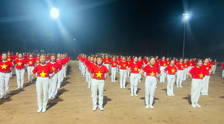 Hội LHPN phường Chương Mỹ tổng duyệt đồng diễn dân vũ chào mừng Quốc khánh 2/9- Ảnh 2.