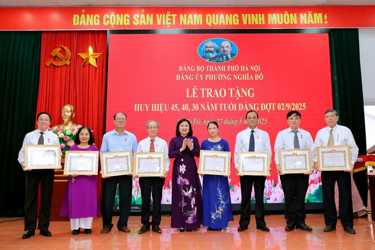 Phường Nghĩa Đô tổ chức Lễ trao tặng Huy hiệu Đảng đợt 2-9- Ảnh 3.
