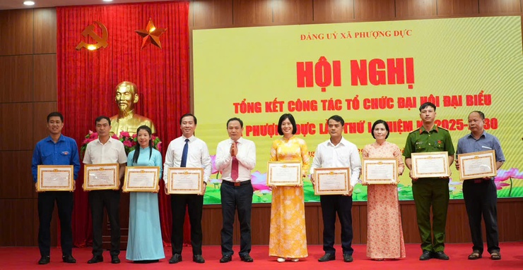 46 ĐẢNG VIÊN THUỘC ĐẢNG BỘ XÃ VINH DỰ ĐÓN NHẬN HUY HIỆU ĐẢNG ĐỢT 2/9/2025- Ảnh 5.