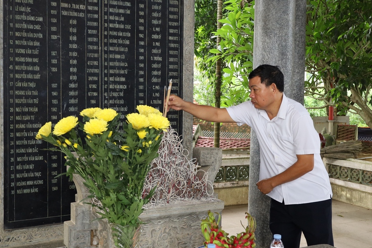 Lãnh đạo xã Phú Cát dâng hương tưởng niệm các anh hùng liệt sĩ nhân kỷ niệm 80 năm Quốc khánh 2/9- Ảnh 20.