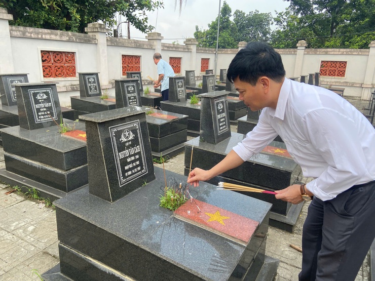 Lãnh đạo xã Phú Cát dâng hương tưởng niệm các anh hùng liệt sĩ nhân kỷ niệm 80 năm Quốc khánh 2/9- Ảnh 24.