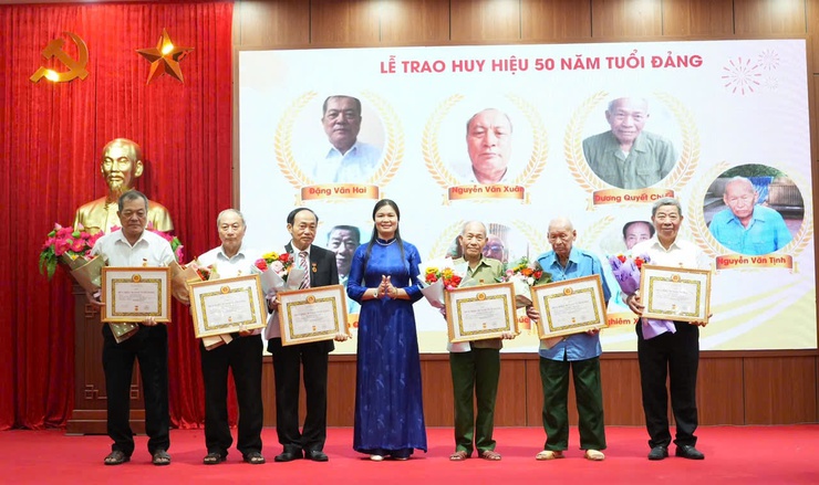 46 ĐẢNG VIÊN THUỘC ĐẢNG BỘ XÃ VINH DỰ ĐÓN NHẬN HUY HIỆU ĐẢNG ĐỢT 2/9/2025- Ảnh 2.