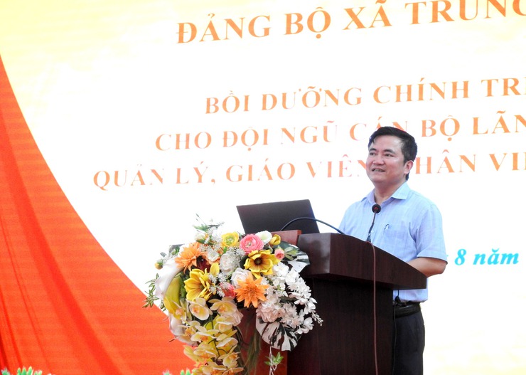 HƠN 800 CÁN BỘ QUẢN LÝ, GIÁO VIÊN, NHÂN VIÊN CÁC TRƯỜNG HỌC CỦA XÃ TRUNG GIÃ HOÀN THÀNH CHƯƠNG TRÌNH BỒI DƯỠNG  LÝ LUẬN CHÍNH TRỊ HÈ NĂM 2025 - Ảnh 3.