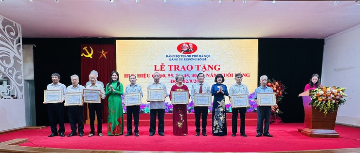 Đảng ủy phường Bồ Đề tổ chức Lễ trao Huy hiệu Đảng đợt 2/9 năm 2025- Ảnh 7.