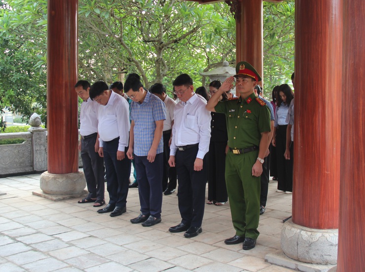 Đoàn đại biểu lãnh đạo xã dâng hương nhân kỷ niệm 80 năm ngày Quốc khánh (2/9/1945-2/9/2025), Tặng quà một số gia đình chính sách, người có công trên địa bàn xã.- Ảnh 2.