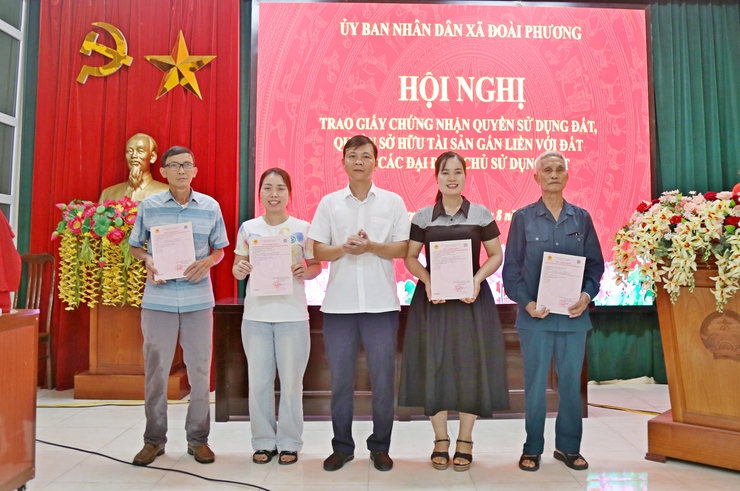 Xã Đoài Phương trao giấy chứng nhận quyền sử dụng đất cho 24 hộ gia đình, cá nhân- Ảnh 1.