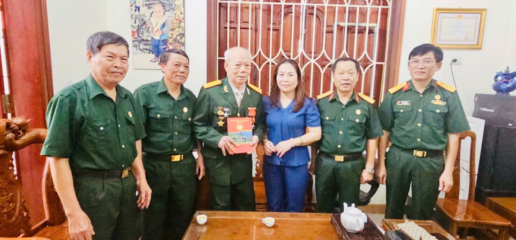 Ủy ban MTTQ xã Quốc Oai trao quà hỗ trợ các gia đình khó khăn nhân kỷ niệm 80 năm Cách mạng Tháng Tám và Quốc khánh 2/9- Ảnh 2.