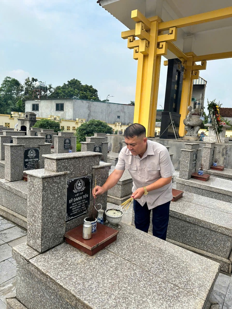 Lãnh đạo xã Phú Cát dâng hương tưởng niệm các anh hùng liệt sĩ nhân kỷ niệm 80 năm Quốc khánh 2/9- Ảnh 3.