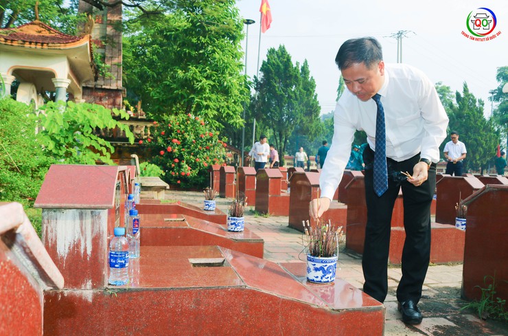 Lãnh đạo xã Quốc Oai viếng nghĩa trang liệt sĩ Sài Sơn- Ảnh 3.