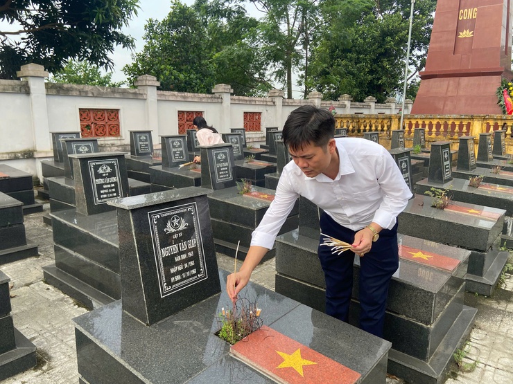 Lãnh đạo xã Phú Cát dâng hương tưởng niệm các anh hùng liệt sĩ nhân kỷ niệm 80 năm Quốc khánh 2/9- Ảnh 26.