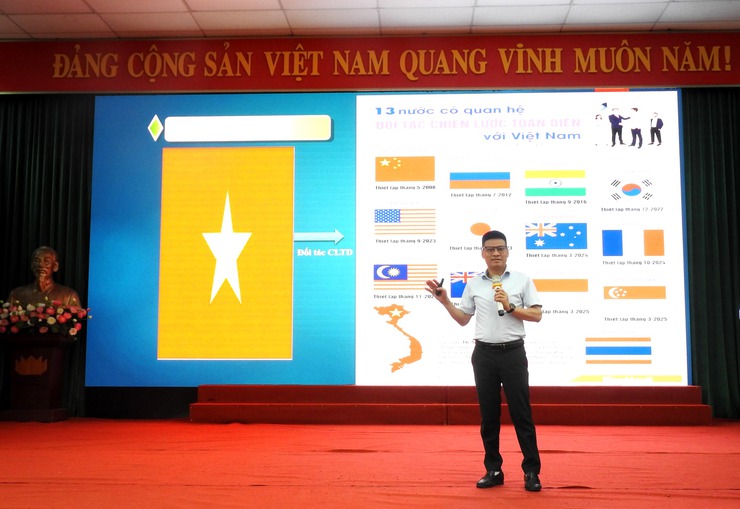 HƠN 800 CÁN BỘ QUẢN LÝ, GIÁO VIÊN, NHÂN VIÊN CÁC TRƯỜNG HỌC CỦA XÃ TRUNG GIÃ HOÀN THÀNH CHƯƠNG TRÌNH BỒI DƯỠNG  LÝ LUẬN CHÍNH TRỊ HÈ NĂM 2025 - Ảnh 4.
