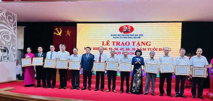 Đảng ủy phường Bồ Đề tổ chức Lễ trao Huy hiệu Đảng đợt 2/9 năm 2025- Ảnh 8.