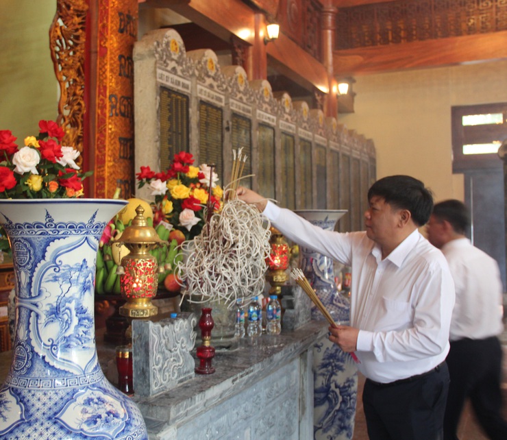 Đoàn đại biểu lãnh đạo xã dâng hương nhân kỷ niệm 80 năm ngày Quốc khánh (2/9/1945-2/9/2025), Tặng quà một số gia đình chính sách, người có công trên địa bàn xã.- Ảnh 8.