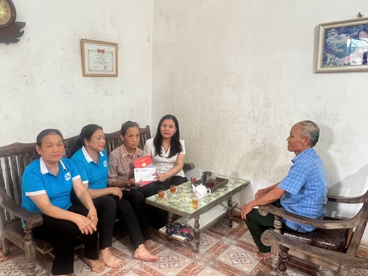 Ủy ban MTTQ xã Quốc Oai trao quà hỗ trợ các gia đình khó khăn nhân kỷ niệm 80 năm Cách mạng Tháng Tám và Quốc khánh 2/9- Ảnh 3.