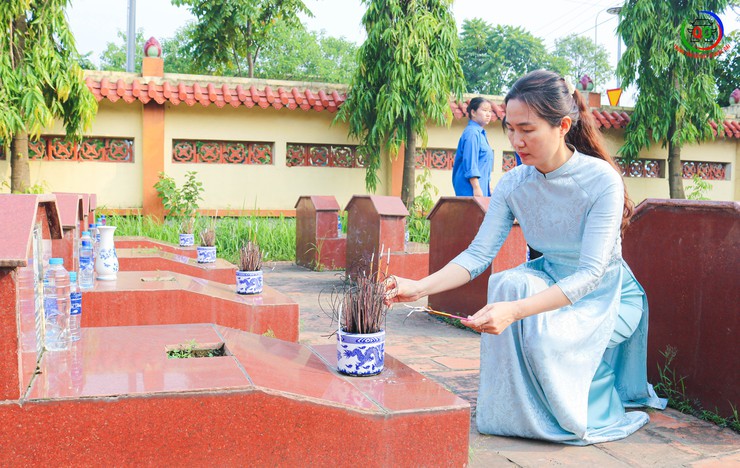 Lãnh đạo xã Quốc Oai viếng nghĩa trang liệt sĩ Sài Sơn- Ảnh 4.