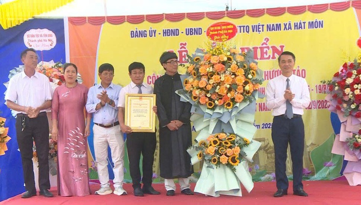 XÃ HÁT MÔN LONG TRỌNG TỔ CHỨC LỄ GẮN BIỂN CÔNG TRÌNH DI TÍCH ĐÌNH, CHÙA HƯƠNG TẢO NHÂN KỶ NIỆM 80 NĂM CÁCH MẠNG THÁNG TÁM VÀ QUỐC KHÁNH 2/9- Ảnh 3.