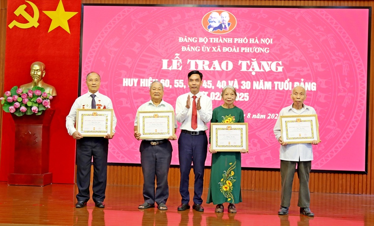 Xã Đoài Phương trao tặng Huy hiệu Đảng đợt 2/9/2025


- Ảnh 1.