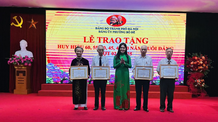 Đảng ủy phường Bồ Đề tổ chức Lễ trao Huy hiệu Đảng đợt 2/9 năm 2025- Ảnh 9.