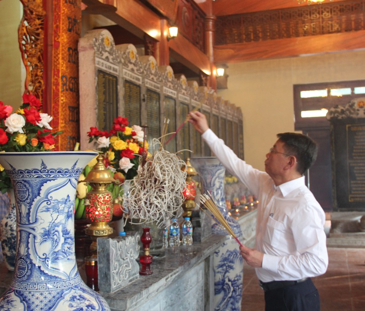 Đoàn đại biểu lãnh đạo xã dâng hương nhân kỷ niệm 80 năm ngày Quốc khánh (2/9/1945-2/9/2025), Tặng quà một số gia đình chính sách, người có công trên địa bàn xã.- Ảnh 7.