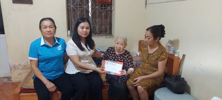 Ủy ban MTTQ xã Quốc Oai trao quà hỗ trợ các gia đình khó khăn nhân kỷ niệm 80 năm Cách mạng Tháng Tám và Quốc khánh 2/9- Ảnh 4.