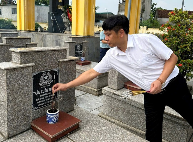 Lãnh đạo xã Phú Cát dâng hương tưởng niệm các anh hùng liệt sĩ nhân kỷ niệm 80 năm Quốc khánh 2/9- Ảnh 5.